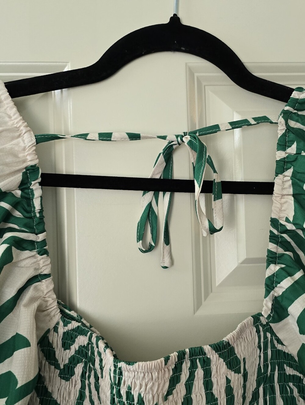 Leaf-Print Tropical Crop Top - Picture 4 of 4